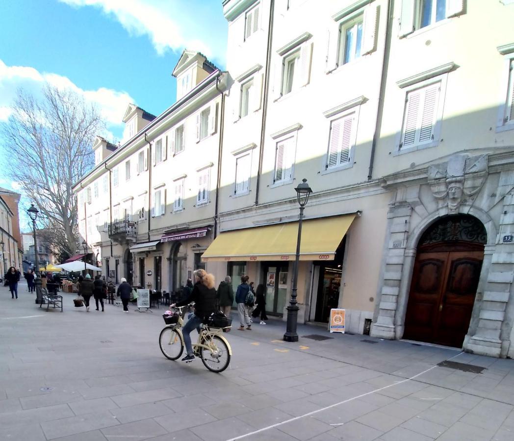 Casa Antica - Historical Apartment In Old City Center Trieste Bagian luar foto