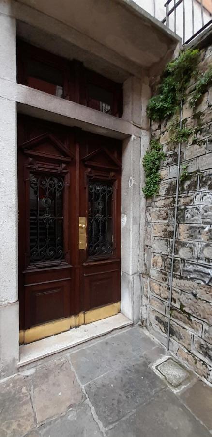 Casa Antica - Historical Apartment In Old City Center Trieste Bagian luar foto